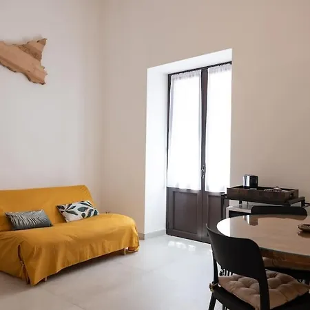Collegiata - Downtown شقة